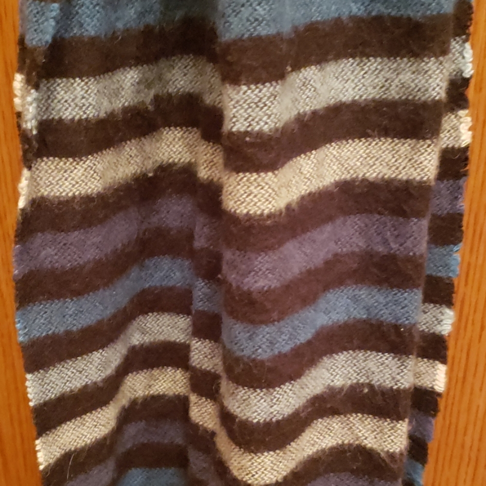 Horizontal Lines Scarf - Picture 3 of 4